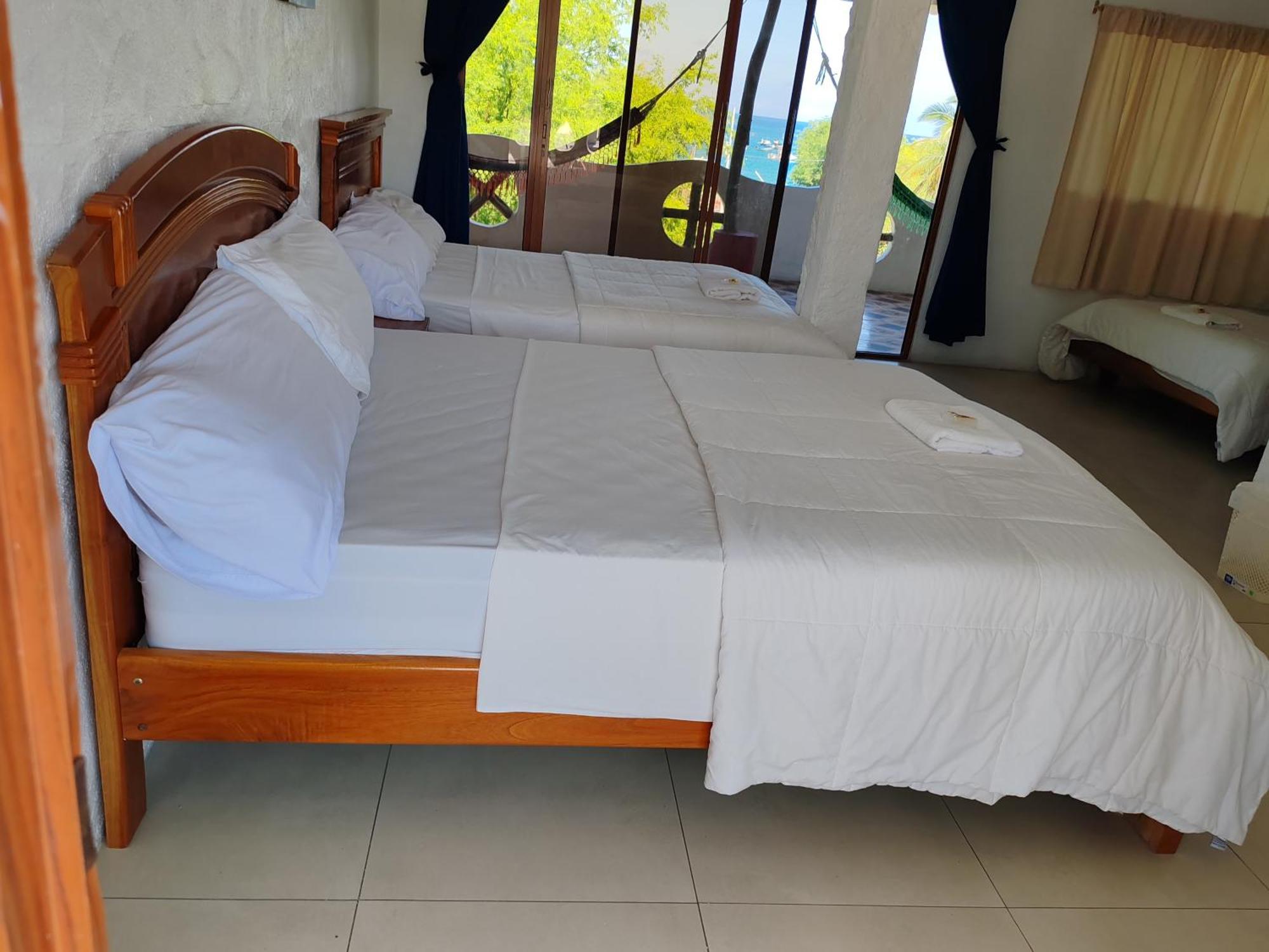 Royal Galapagos Inn بويرتو بكويريزو مورينو المظهر الخارجي الصورة
