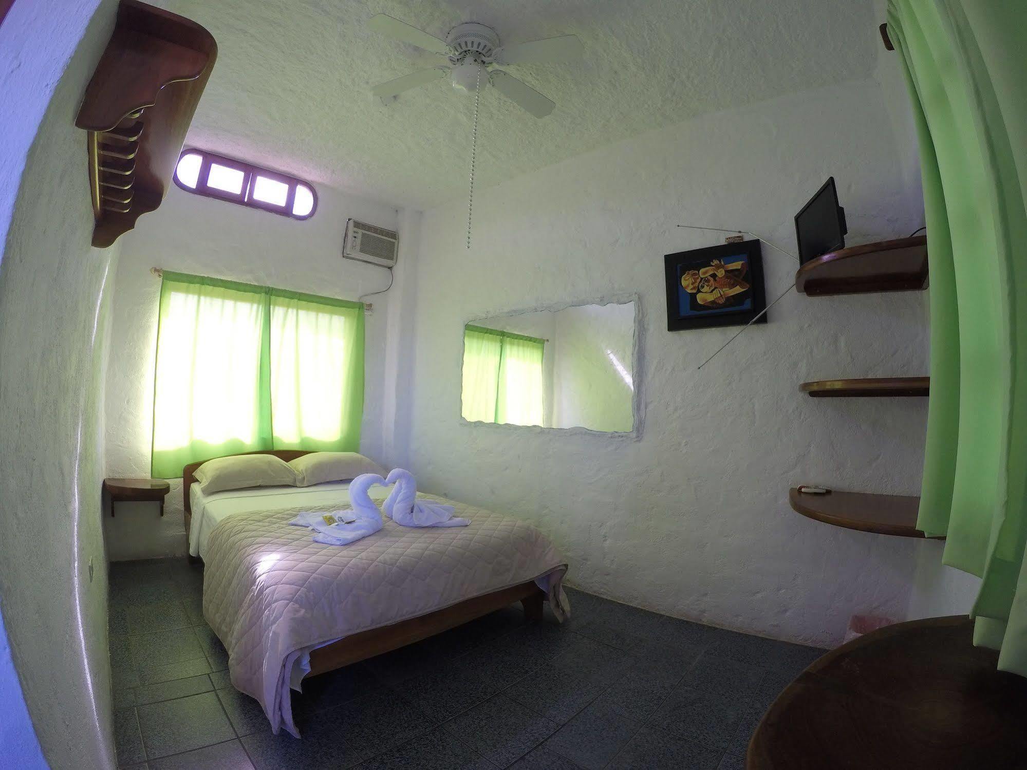 Royal Galapagos Inn بويرتو بكويريزو مورينو المظهر الخارجي الصورة