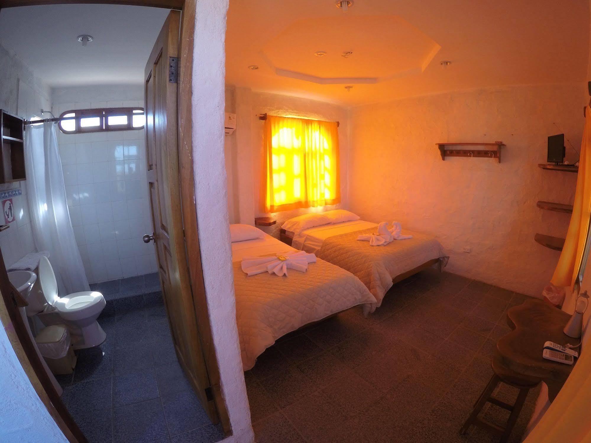 Royal Galapagos Inn بويرتو بكويريزو مورينو المظهر الخارجي الصورة
