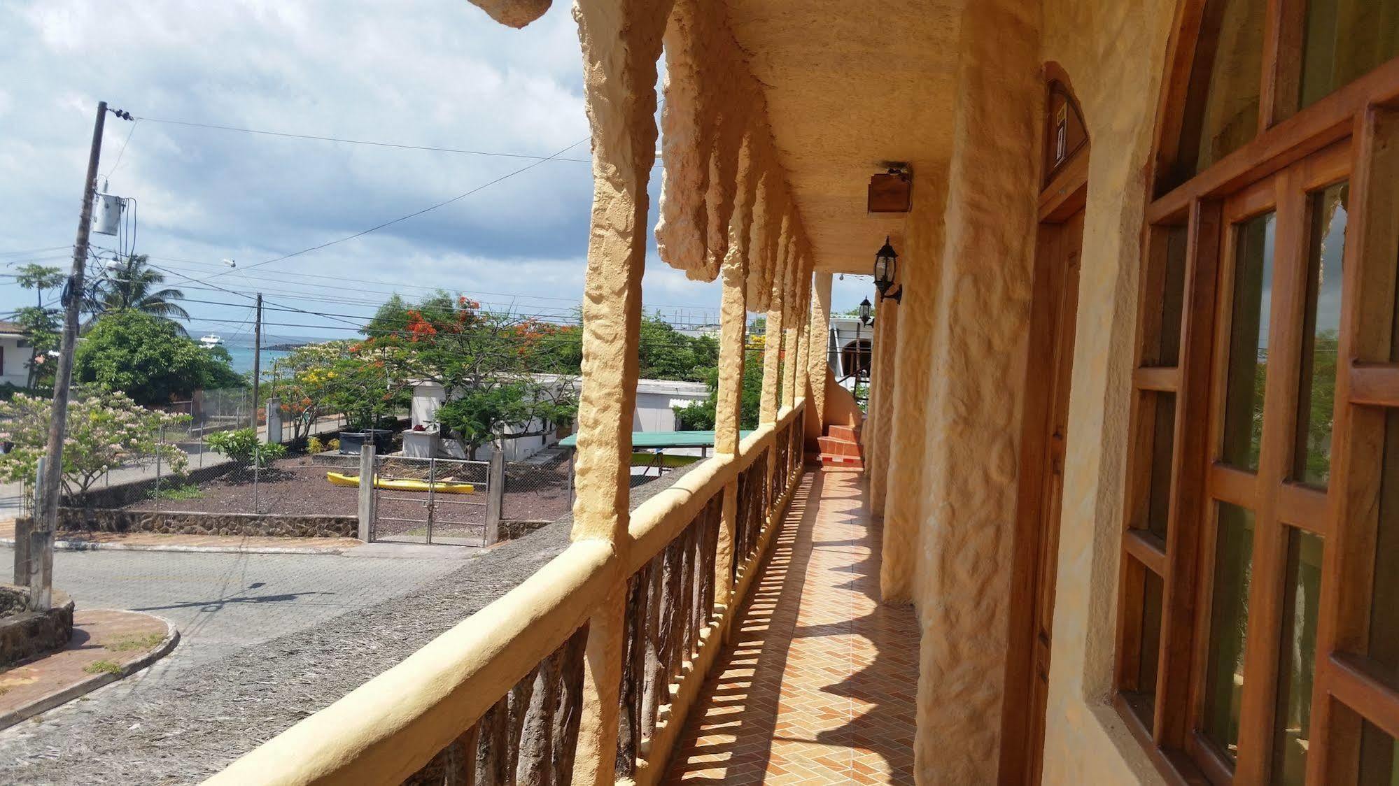 Royal Galapagos Inn بويرتو بكويريزو مورينو المظهر الخارجي الصورة